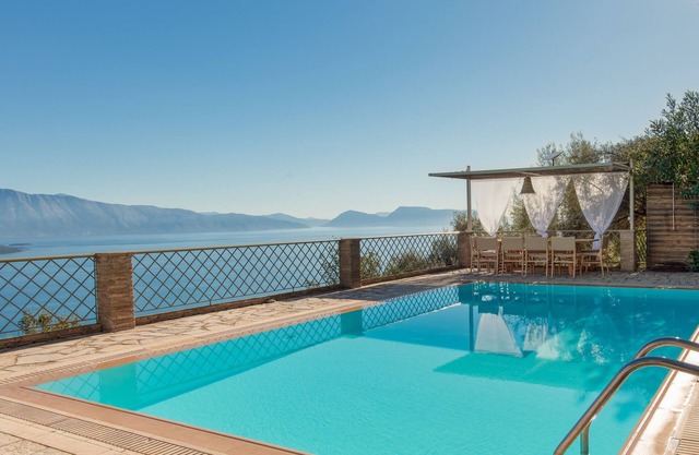 4 bedroom/6 bathr Villa/private pool/breathtaking sea views/6mins from beach