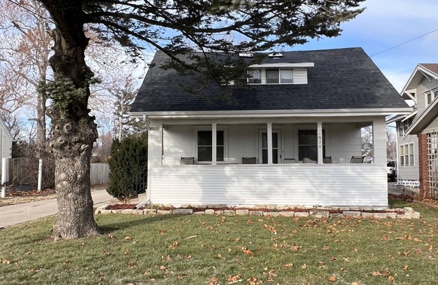 4 Bedroom, 6 Bed, 2 Bathroom 2 Story Spacious Home NW Side of CR