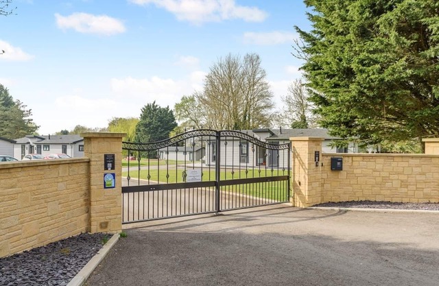 4 bedroom accommodation in Faringdon