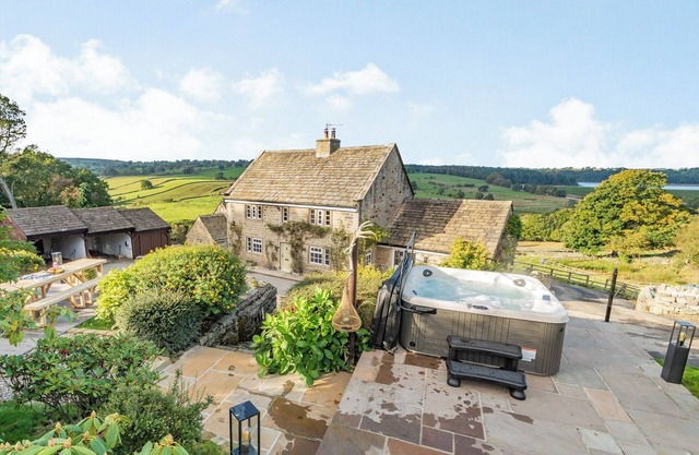 4 bedroom accommodation in Jack Hill, near Harrogate