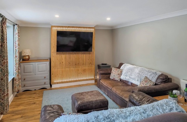 4 bedroom accommodation in Upwell