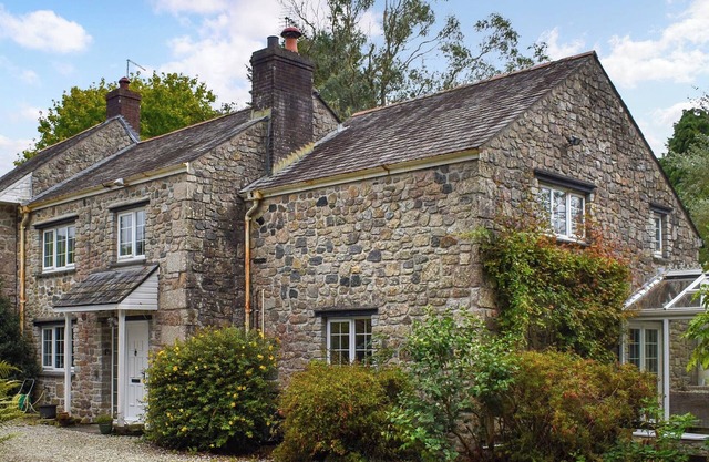 4 bedroom accommodation in Par