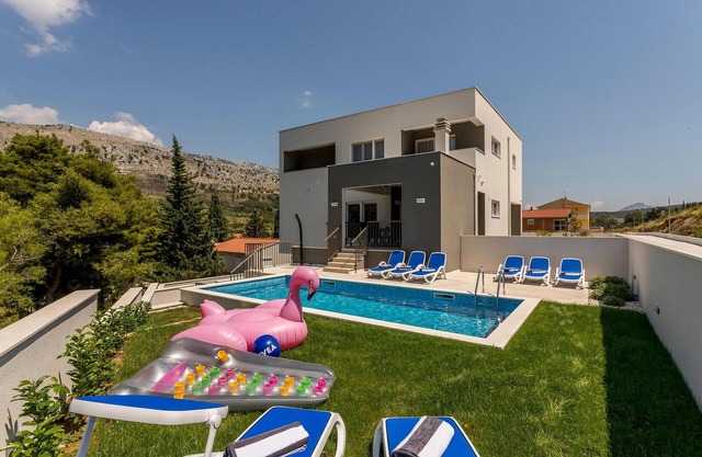 4 bedroom amazing home in Tugare