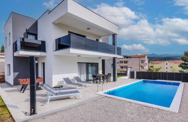 4 bedroom awesome home in Posedarje