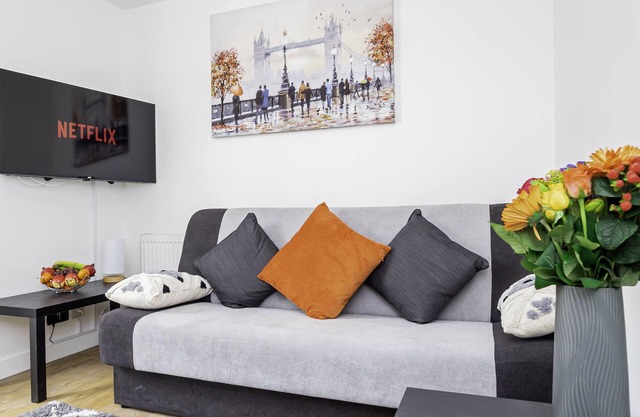 4-Bedroom Bungalow in Central Basingstoke | Sleeps 9 Spacious, newly refurbished home with 3 bathrooms — perfect for families, contractors, or group stays. Just 5 mins from the M3 and a short walk to the town