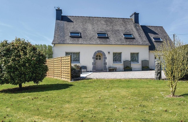 4 bedroom cozy home in Ploumilliau