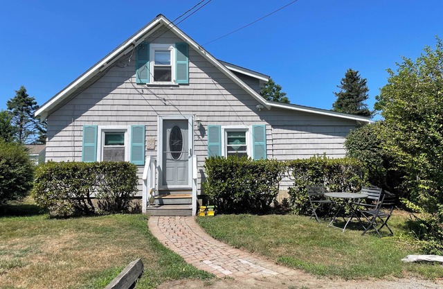 4-bedroom family-friendly cottage in Narragansett, 5 minutes from the beach