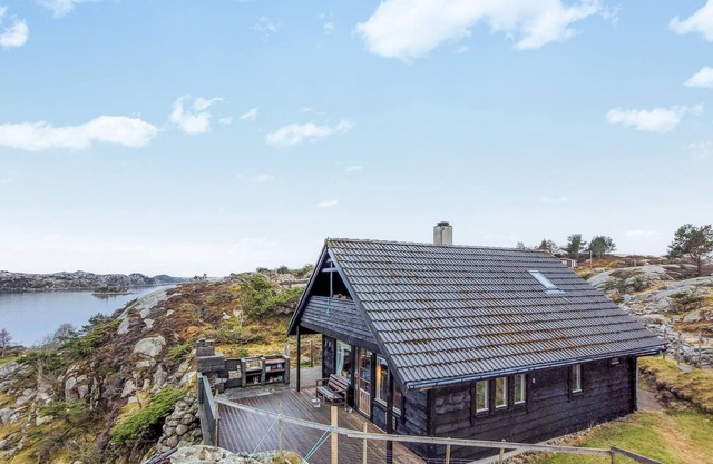 4 bedroom gorgeous home in Fitjar