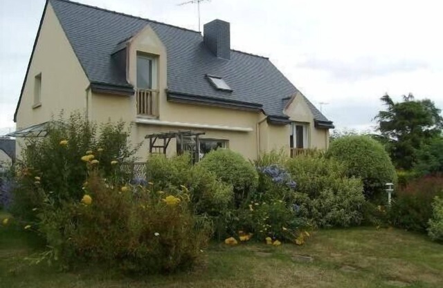 4 bedroom house with internet 3mn walk from the beach and 5mn from shops