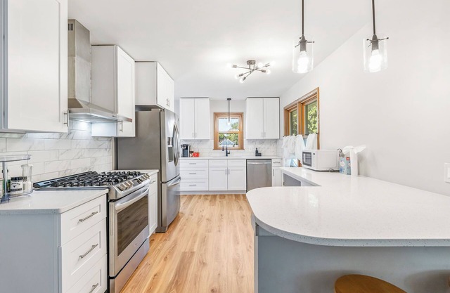 4 bedroom HOUSE – 5 Minutes to MOA & AIRPORT