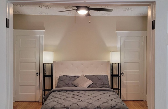 4 bedroom, 👑 King bed, free 🅿️ Parking, walk to T, minutes to Downtown Boston