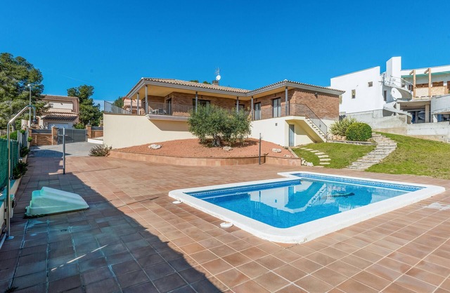 4 bedroom lovely home in RODA DE BARA
