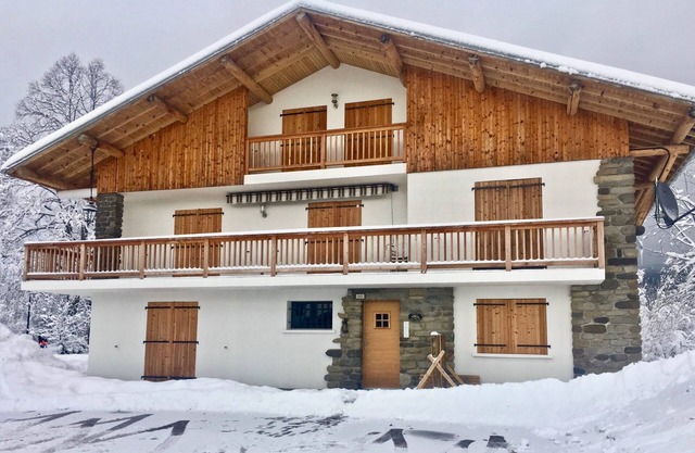 4 Bedroom Luxury Apartment, Les Carroz D'Araches. Wifi, Sauna, Parking & Garage