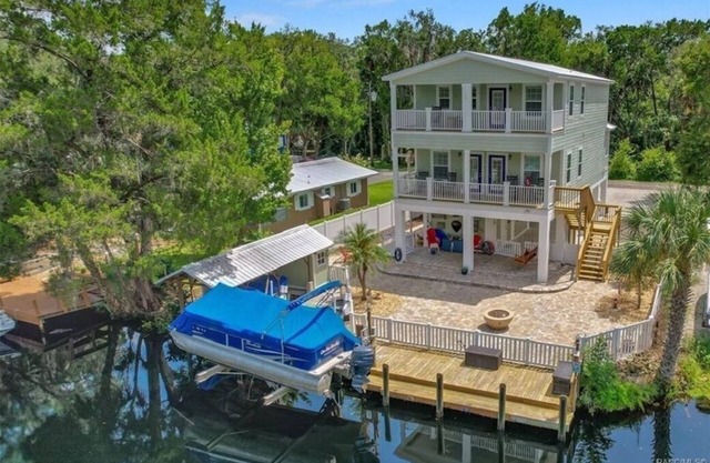 4 bedroom on deep water canal w/boat dock. Ideal quiet location. 4 kayaks.