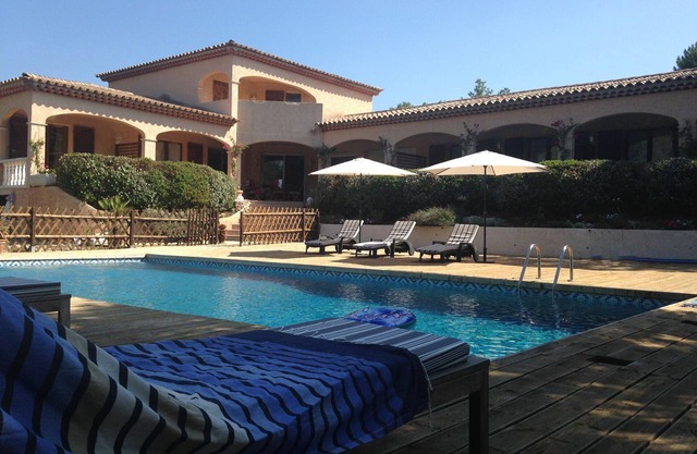 4 bedrooms with bathroom, terrace and independent access