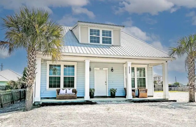 4 BR 2BA Beach House w/POOL sleeps 12, Cross Street to Beach!