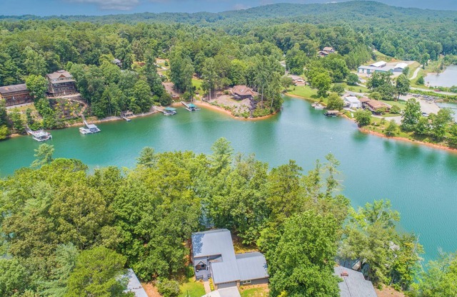 4 BR, 4 BA Lakeside Cabin with Private Dock, Hot tub, and Pool Table!