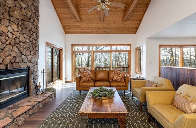 4 BR cabin mins to trails & breweries pets welcome