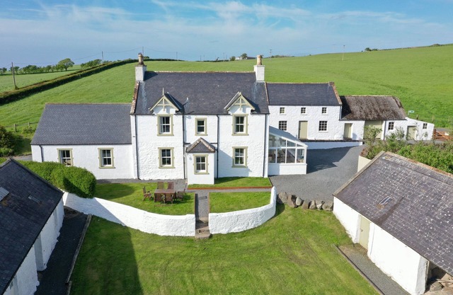4* Coastal Estate Farmhouse Close to Pretty Beach. Wonderful Coastal Paths & Woodland Walks