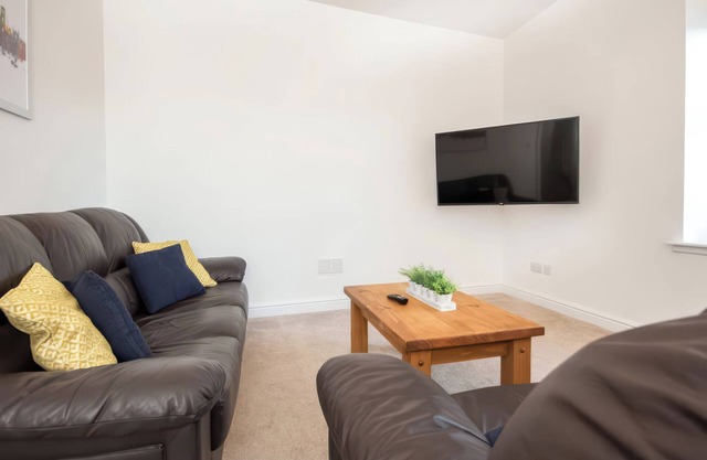 4 LOWER KESSOCK STREET, family friendly in Inverness