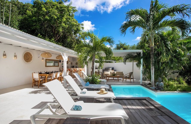 4 bedrooms, 4 baths, outside shower, pool and tropical garden