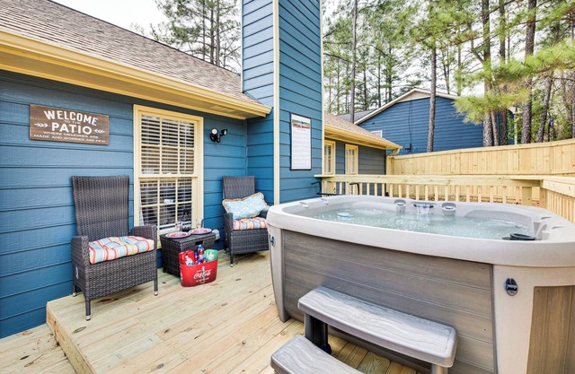4 Mi to Airport: Atlanta Home w/Deck & Hot Tub