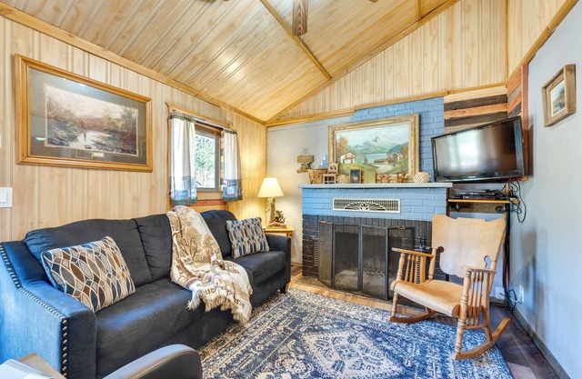 4 Mi to Estes Park: Riverfront Cabin w/Grill!