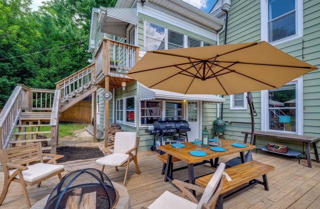 4 Mi to Liberty U: Huge Home w/Yard & Hot Tub