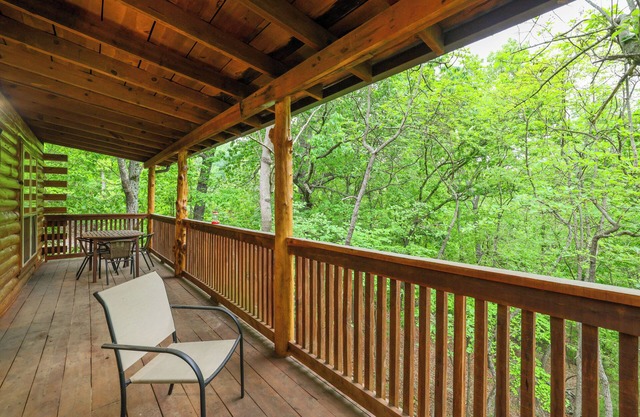 4 Mi to Marina: Cozy Log Cabin in Eureka Springs!