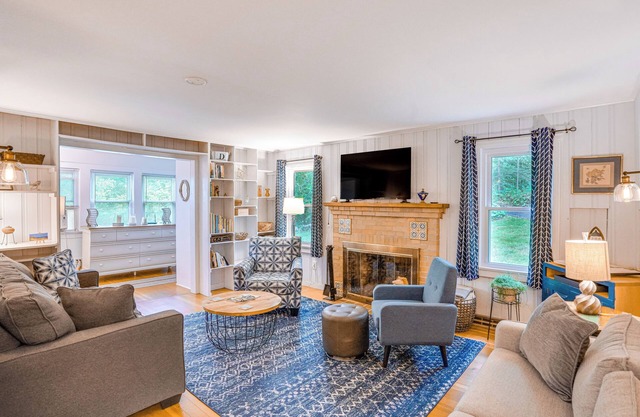 4 Mi to Skiing: Cottage w/Fire Pit in Richmond!