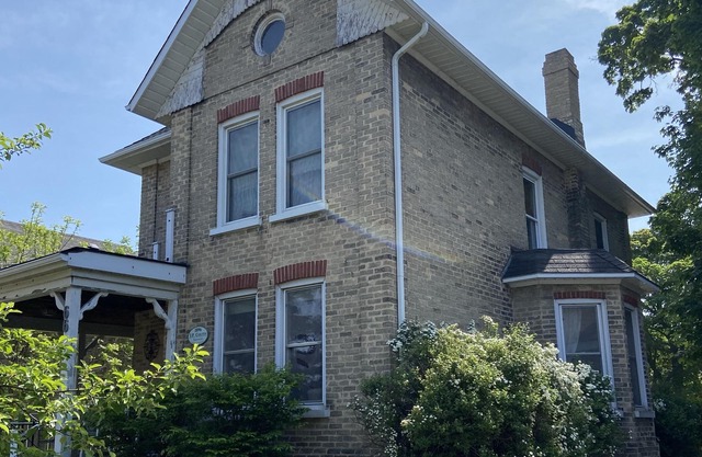 4 Person, Downtown Southampton, Upper Level Apartment