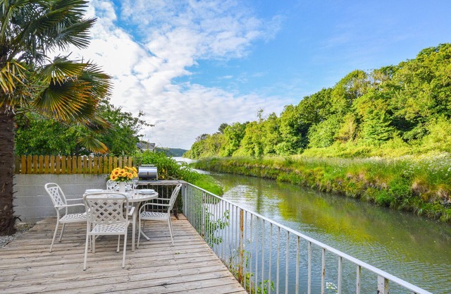 4 Riverside - Two Bedroom House, Sleeps 4