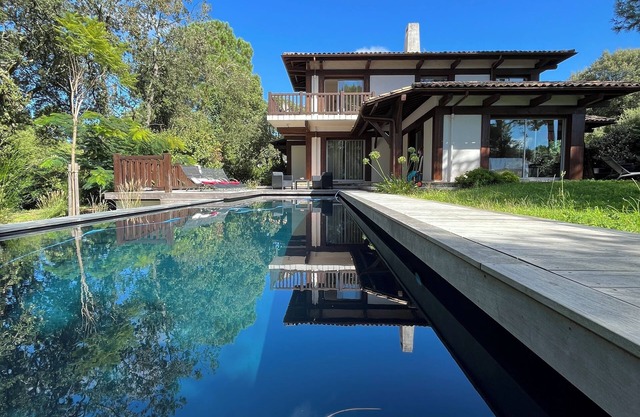 4-star Luxury Villa - 5-bedroom with expansive garden and pool