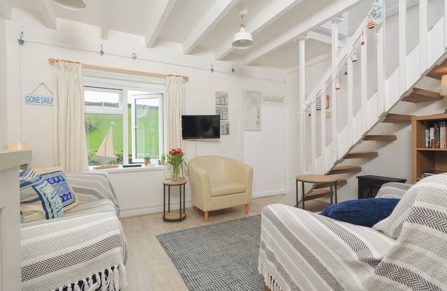 4 THORNLEA MEWS, pet friendly, country holiday cottage in Hope Cove