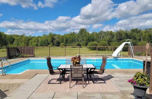 40 Acre Vacation rental Cottage with swimming pool in Niagara