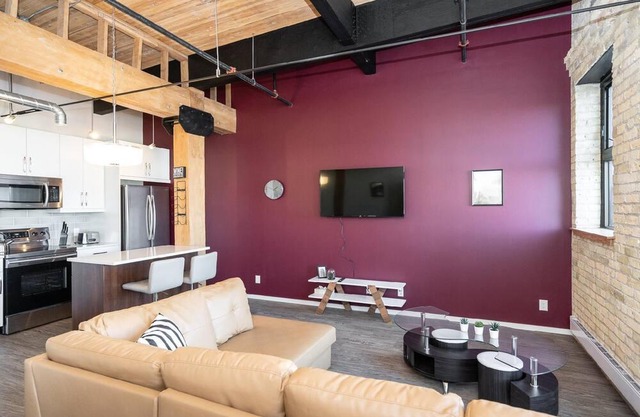 (403) Exchange District Warm Entire 2 BR 1BATH Loft -Fast WiFi (139)