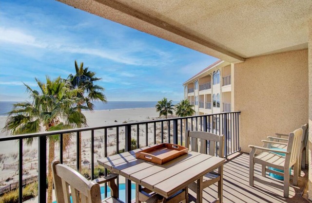 415 Seascape by AvantStay | Beachfront Condo w/Communal Pool Access