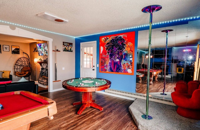 420Friendly 8BR HotTub PS5 Arcade Theater Pool Sauna DancePole