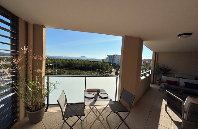 45m2 T2 apartment with large terrace overlooking Sainte Victoire