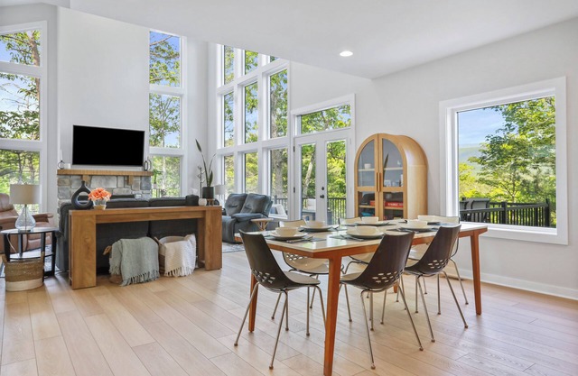 4BD Brand New - Modern & Spacious, Pet Friendly, Hot Tub, Mt View Retreat
