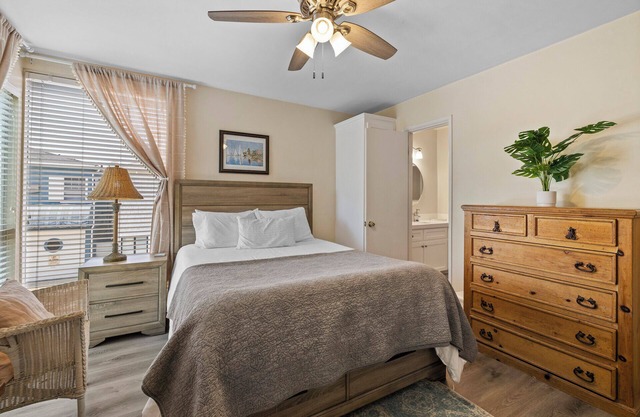 4BR/3BA Classic Island Home - Easy access to Beaches w/new AC and updates