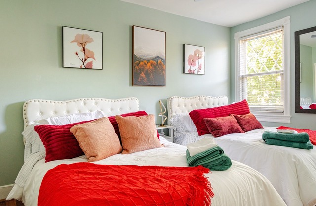 4BR/4BA Beautiful and Large House in DC! 1 Mile from Capitol Hill!