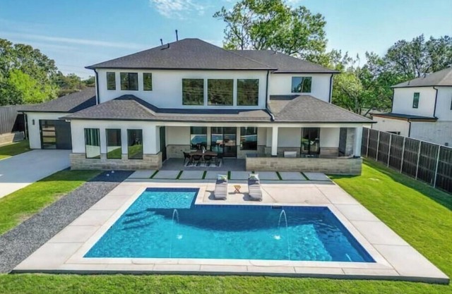 4BR Central Luxury Home EV Charger & Yard