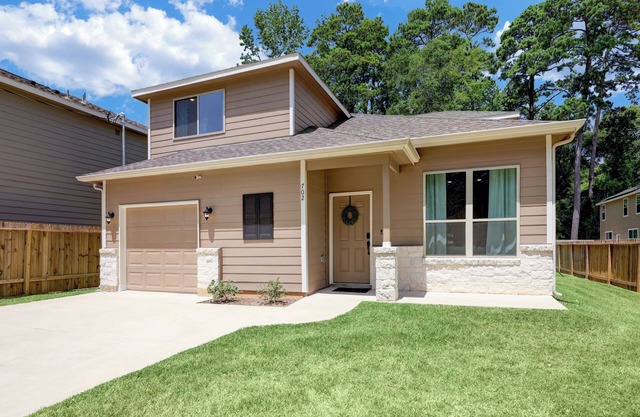 4BR house in Montgomery w/WiFi, AC, Backyard 10 mins Lake Conroe, Sleeps 13