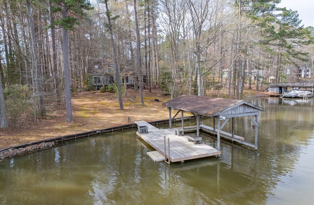 4BR Lakefront House, Dock, Kayaks, Paddle Boards, Pet Friendly