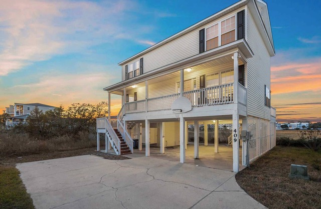 4BR Marsh-View | 5-Min Walk to Beach + Outdoor TV