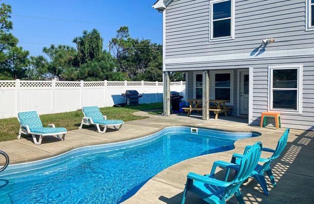 4BR near the beach with pool, fenced yard & bikes