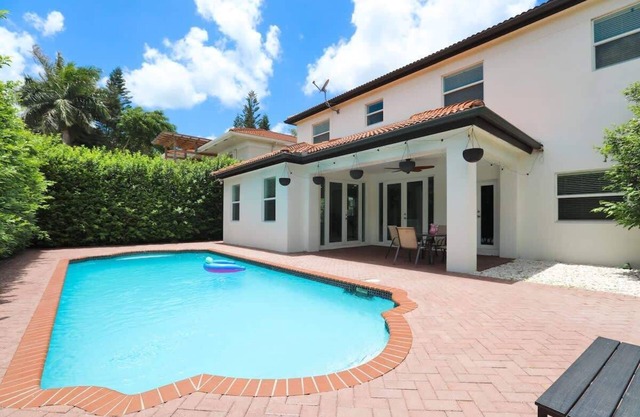 4BR Pool Home, Sleeps 11, Games, Airport 10min