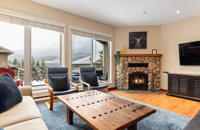4BR Spacious Townhome w/Lake & Mtn View | Gourmet Kitchen | Double Garage | Balcony