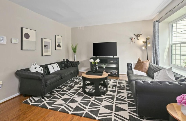 4BR Townhome, Close to Shops & Restaurants, 40 Mins to DC
